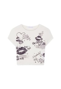 T-shirt bianco corto con grafica nera di labbra, cuori e frasi legate ai viaggi come "l'Oceano chiama" e "Viaggiare è la mia terapia."