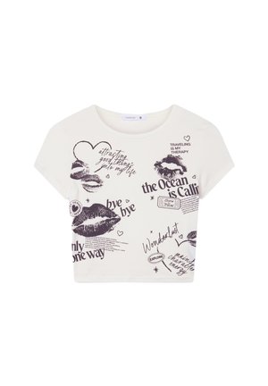 T-shirt bianco corto con grafica nera di labbra, cuori e frasi legate ai viaggi come "l'Oceano chiama" e "Viaggiare è la mia terapia."