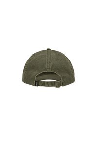 Oliven grønn bomull baseballcaps vist fra baksiden med justerbart metallspenne og liten stoffetikett.