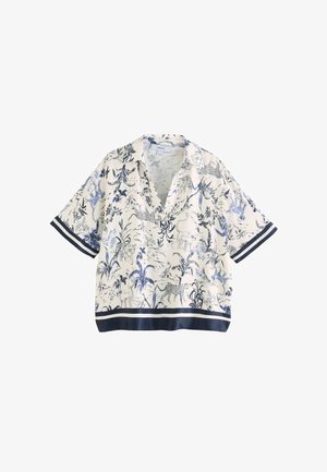 Korte mouwen blouse in het wit met blauwe decoratieve dieren- en plantenpatronen. Bevat een diepe V-hals en marineblauwe gestreepte afwerking aan de onderkant en mouwen.