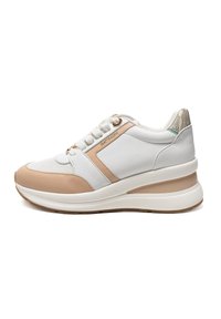 Vit och beige sneakers med en slät läderöverdel, meshdetaljer, runda snörningar, metallöglor och en strukturerad bakpanel.