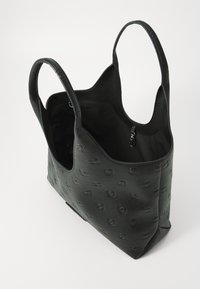 Sac fourre-tout en cuir noir avec motif gaufré, ouverture en haut, deux anses robustes et poche intérieure zippée. Texture lisse et intérieur spacieux.