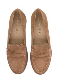 Svijetlo smeđe mokasine od brušene kože s glatkim završetkom, s prošivenim uzorkom, blagom petom i ukrasnim prednjim detaljem. Postava s perforacijama.