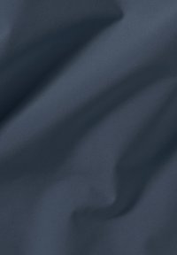 Tessuto blu navy con una texture liscia e opaca, caratterizzato da drappeggi sottili e morbide pieghe. Senza motivi o hardware visibili.