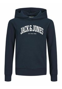 Sudadera azul marino hecha de material suave, con un bolsillo tipo canguro, puños acanalados y texto en blanco "JACK & JONES" en la parte frontal.
