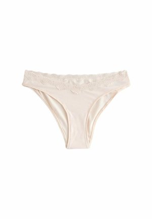 Világos bézs női bikinivágású fehérnemű csipkedíszítéssel a derékrészen, fehér háttéren laposan elhelyezve.
