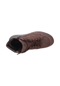 Bruine leren high-top sneakers met veters, een zijrits en witte stiksel. Het ontwerp heeft een ronde neus en een gewatteerde kraag.