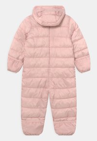 Roze gewatteerd skipak met capuchon, voorzien van een doorgestikt ontwerp, elastische manchetten en enkelopeningen, en een gladde, glanzende textuur.