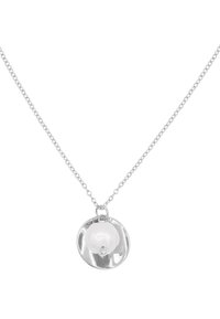 Collier en argent présentant un pendentif rond avec une surface texturée et un accent en perle blanche centrale. La chaîne est composée de maillons interconnectés.