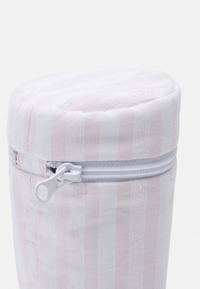 Rund rosa och vit randig tygpåse med en slät textur och ett vitt blixtlås, med ett mjukt, vadderat lock.