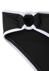 Bas de bikini noir avec bord blanc, présentant un design froncé à la taille et un accent circulaire en plastique. Texture lisse, matériau extensible.
