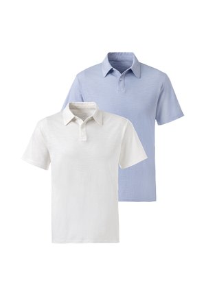 Zwei kurzärmelige Poloshirts, eines vorne weiß und eines hinten hellblau, beide mit Kragen und Knopfleiste.