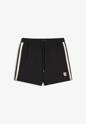 Pantaloni scurți sport negri cu dungi albe pe părți, talie elastică cu șnur și „95” alb imprimat pe partea inferioară a piciorului drept.