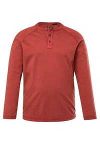 Langärmliges rotes Henley-Shirt aus Baumwolle, mit Rundhalsschnitt, Drei-Knopf-Leiste und kontrastierenden Schulternähten.