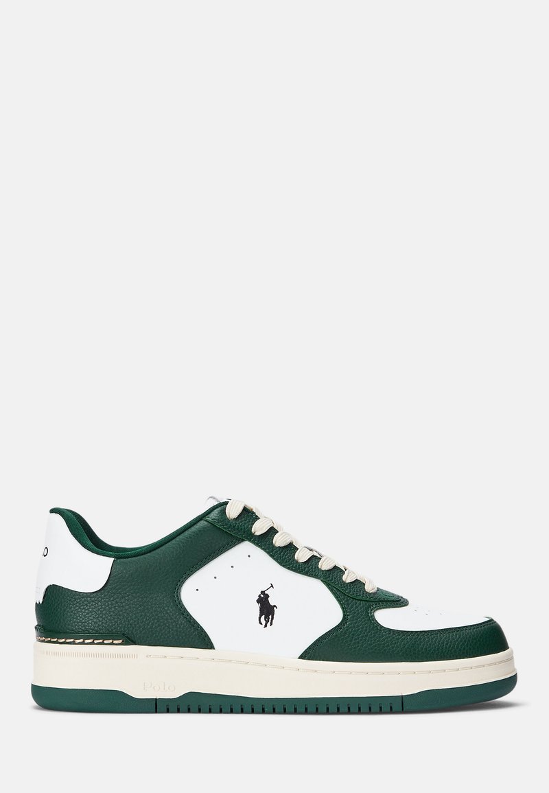 Zelena in bela superga z usnjeno površino, teksturiranimi paneli, ovalnim sprednjim delom, kontrastnimi vezalkami in logotipom na strani.