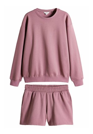Pink bomuldssweater med afslappet pasform og ribbede manchetter, parret med matchende shorts med elastisk talje og sidelommer.
