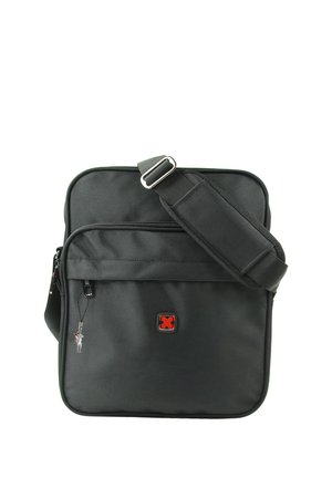 Schwarze Schultertasche mit strukturierter Oberfläche, verstellbarem gepolstertem Schultergurt, vorderer Reißverschlusstasche und kleinem rot-schwarzem Logo in der Mitte der Vorderseite.