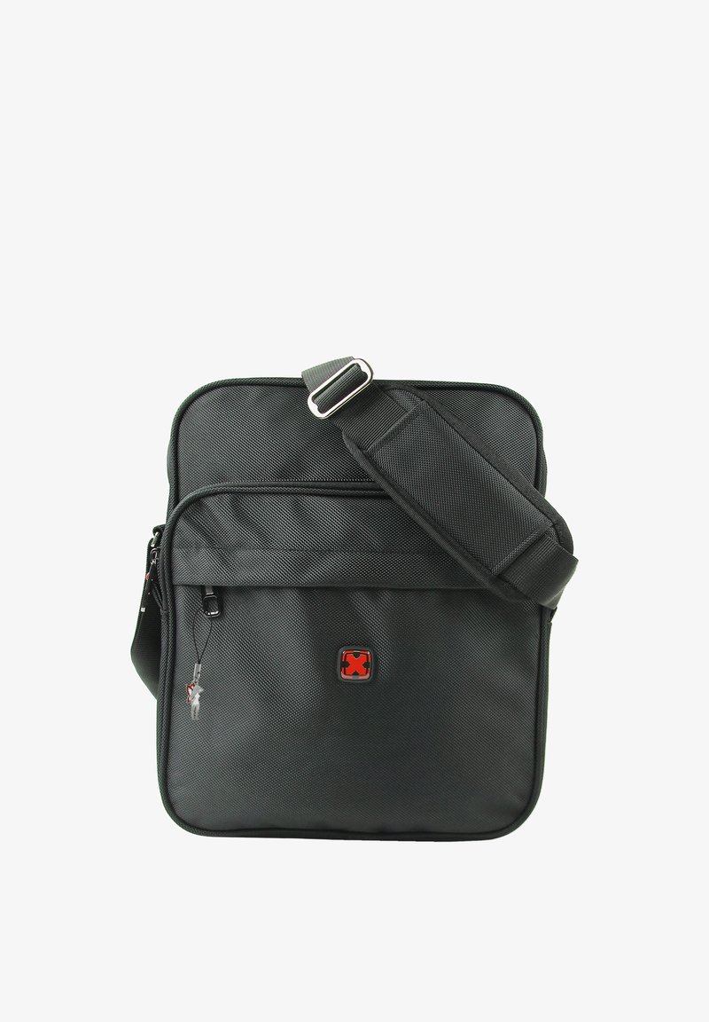 Zwarte textuur schoudertas met verstelbare gewatteerde riem, voorzak met rits en klein rood-zwart logo in het midden van het voorpaneel.