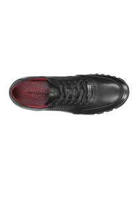 Sneaker in pelle nera con dettagli texturizzati e soletta rossa. Presenta lacci, punta arrotondata e suola in gomma resistente. Logo sulla linguetta.