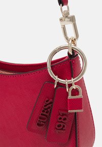 Guess NOELLE TOP ZIP SHOULDER BAG - Borsa a mano - rosso