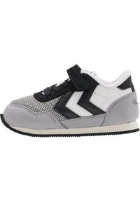 Grauer Sportschuh aus Mesh- und Wildledermaterialien. Verfügt über schwarze Akzente, ein weißes Logo, eine Schnürung und einen verstellbaren Riemen. Gummisohle für guten Halt.