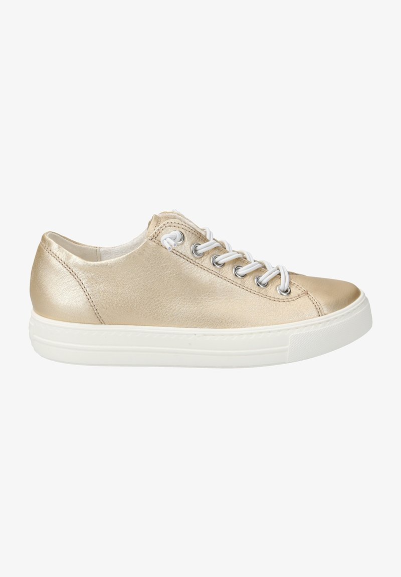 Metallisch goldene Leder-Sneaker mit weißen Schnürsenkeln und Gummisohle; abgerundete Zehenform, minimalistisches Design und gestickte Akzente an den Seiten.
