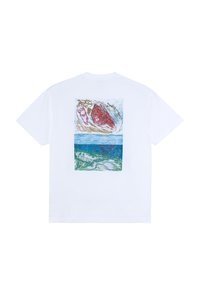 Biały bawełniany t-shirt z wielokolorowym nadrukiem graficznym na plecach, przedstawiającym abstrakcyjne kształty i elementy krajobrazu.