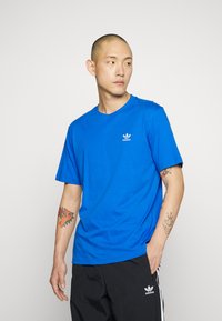 adidas Originals ESSENTIAL TEE - Βασικό μπλουζάκι - blue