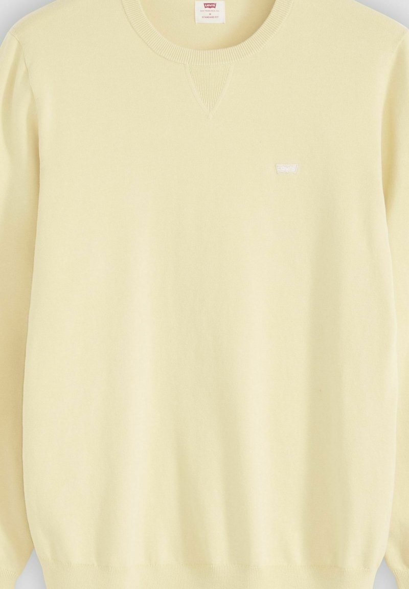 Hellgelber Pullover mit Rundhalsausschnitt, langen Ärmeln und kleinem Levi's-Logo auf der linken Brust, Strickstoff, reguläre Passform.