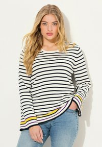 Maglione a righe in crema e blu navy, con maniche a campana e accenti viola, giallo e nero ai polsini, e scollo rotondo.