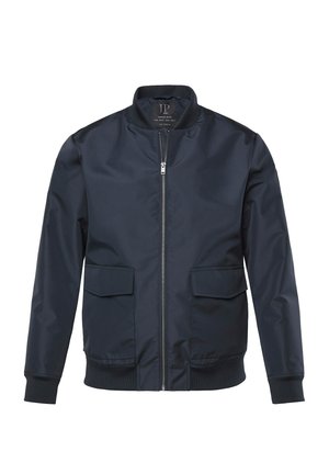 Giubbotto bomber blu navy con cerniera frontale, due tasche con patta, polsini e colletto a costine, mostrato su sfondo bianco.
