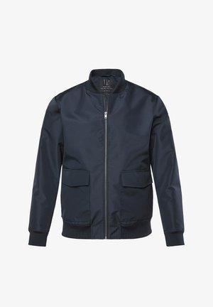 Marineblaue Bomberjacke mit Frontreißverschluss, zwei Klappentaschen, gerippten Bündchen und Kragen, auf weißem Hintergrund dargestellt.