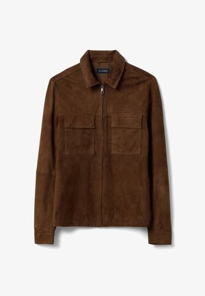 Giacca in camoscio marrone con cerniera frontale, due tasche a patta sul petto, maniche lunghe e colletto classico, etichetta "Piombo" all'interno del colletto.