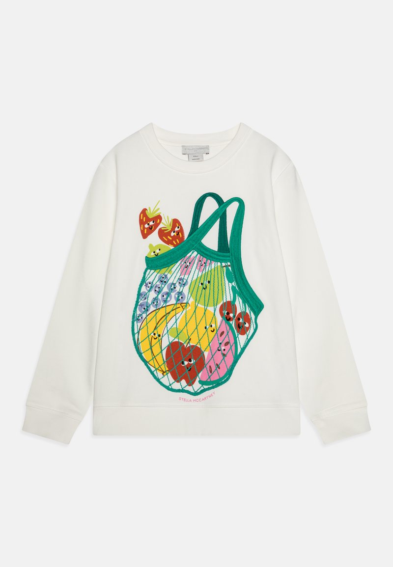 Balta Jumper ar krāsainu grafiku, kas attēlo acs iepirkuma maisiņu, pilnu ar smaidošiem augļiem, tostarp zemeņu, banānu un ābolu.