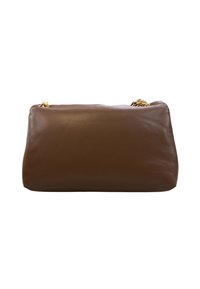 Borsa a mano in pelle marrone con una forma rettangolare morbida e manici in catena dorata su uno sfondo bianco.