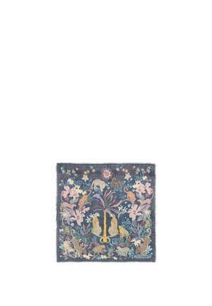 Pañuelo con bordado detallado de leopardos, aves tropicales, flores grandes y palmeras sobre un fondo azul oscuro.