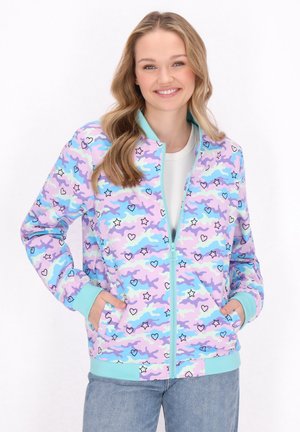 Giubbotto bomber leggero in colori pastello con un motivo camouflage che presenta stelle e cuori. Chiusura con zip, polsini e orlo a costine.