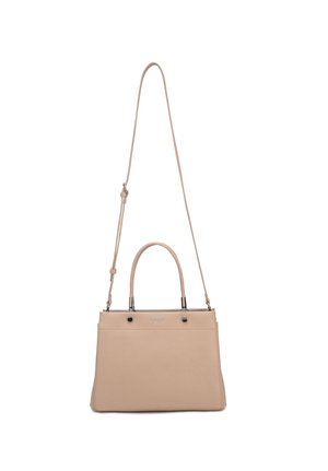 Beige rechthoekige leren handtas met twee korte handvatten en één lange verstelbare schouderriem, met minimale metalen accenten aan de voorkant.