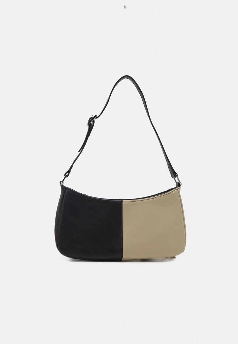 Petit sac à bandoulière avec une seule sangle, présentant un design à blocs de couleur verticale en tissu noir et beige.