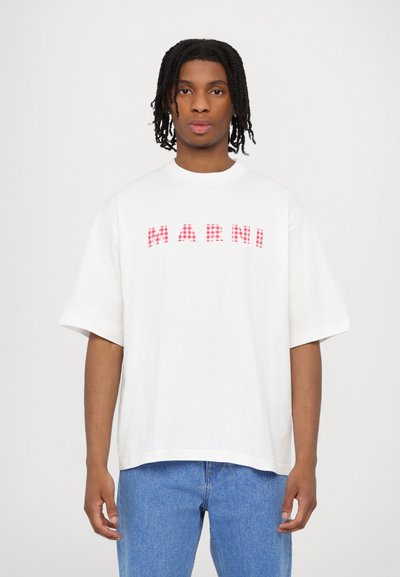 Hvid bomulds T-shirt med en iøjnefaldende, rød, ternet "MARNI" tekst. Løs pasform, korte ærmer og klassisk rund hals design.