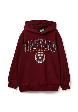 Bordeauxkleurige hoodie met het opschrift "HARVARD UNIVERSITY" in dikke letters, voorzien van een rond embleem en de tekst "VERITAS". Gemaakt van zachte stof.