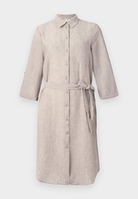 Robe chemise en lin beige clair avec un col, des manches longues, un devant à boutons et une ceinture assortie. Elle possède une poche poitrine.