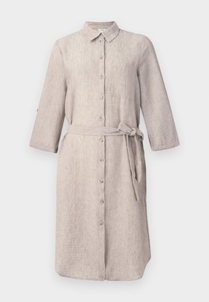 Abito camicia in lino beige chiaro con colletto, maniche lunghe, chiusura frontale a bottoni e una cintura coordinata. Presenta una tasca sul petto.