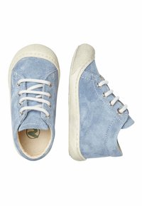 Světlé modré semišové boty se bílými šňůrkami, gumovými podrážkami a texturovanými špičkami. Design zahrnuje zaoblené okraje a kontrastní švy.