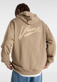 Sweat à capuche Vans beige avec un grand logo de couleur crème au dos. Comprend une capuche avec cordon de serrage et des poignets côtelés, confectionné dans un tissu doux.