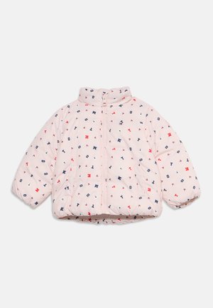 Cazadora acolchada infantil de color rosa claro con cremallera completa en la parte delantera y patrón disperso de letras rojas y azul marino.