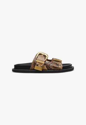 Sandali in pelle di serpente marrone con una suola nera liscia, dotati di due fibbie dorate metalliche e un design dei cinturini testurizzato.