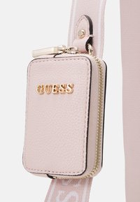 Guess LATONA MINI TOTE SET - Handväska - light rose