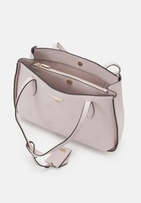 Borsa tote in pelle rosa chiaro con motivo in rilievo, doppio manico, tasca interna con zip e etichetta rimovibile. Bordo delineato in un colore più scuro.