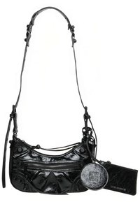 Schwarze Lederschultertasche mit glänzendem Finish, Reißverschlusstasche, dekorativen Akzenten und verstellbarem Riemen. Verfügt über einen runden Gepäckanhänger.